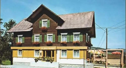Das Wälderstüble vor rund vierzig Jahren: geschindeltes Haus mit grünen Fensterläden und Gastgarten davor