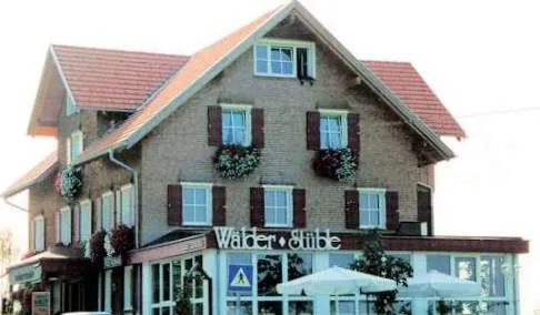 Das Wälderstüble heute, mit hellem Anbau, Sonnenschirmen und dem Schriftzug Wälder Stüble über dem Eingang