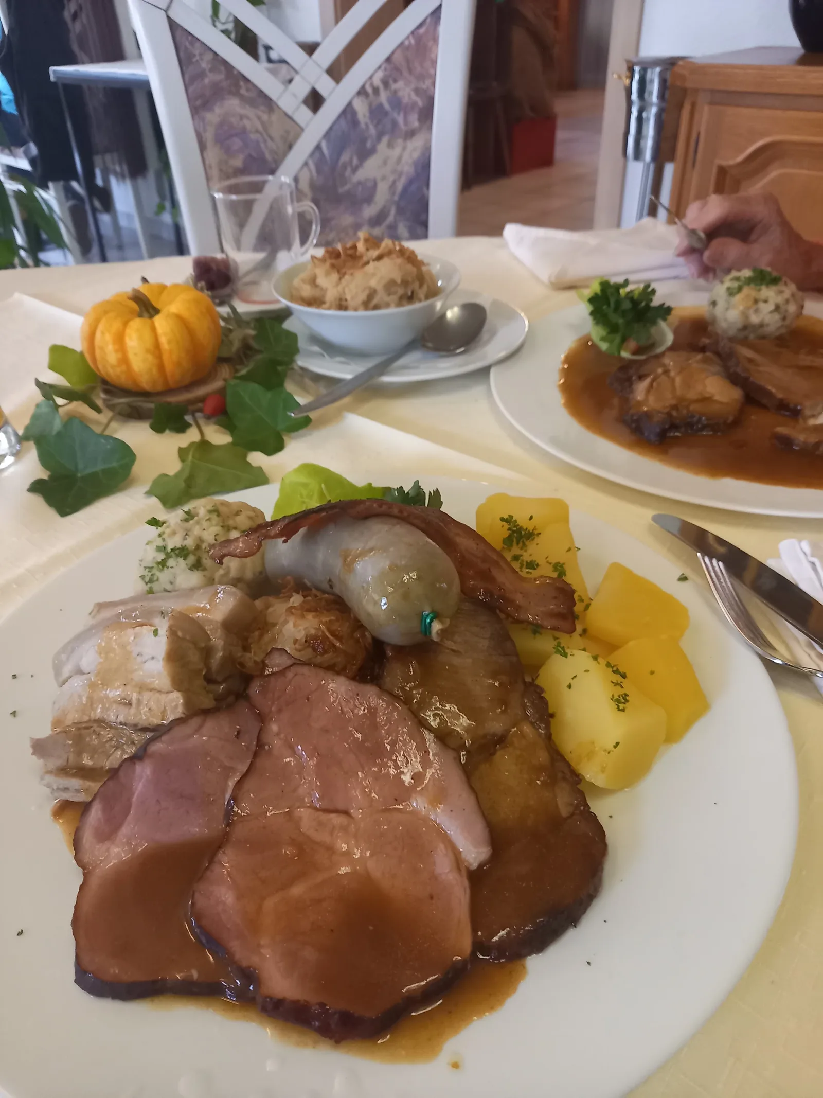 Schlachtplatte mit Geselchtem, Bratwurst, Speck, Sauerkraut, Semmelknödel und Salzkartoffeln