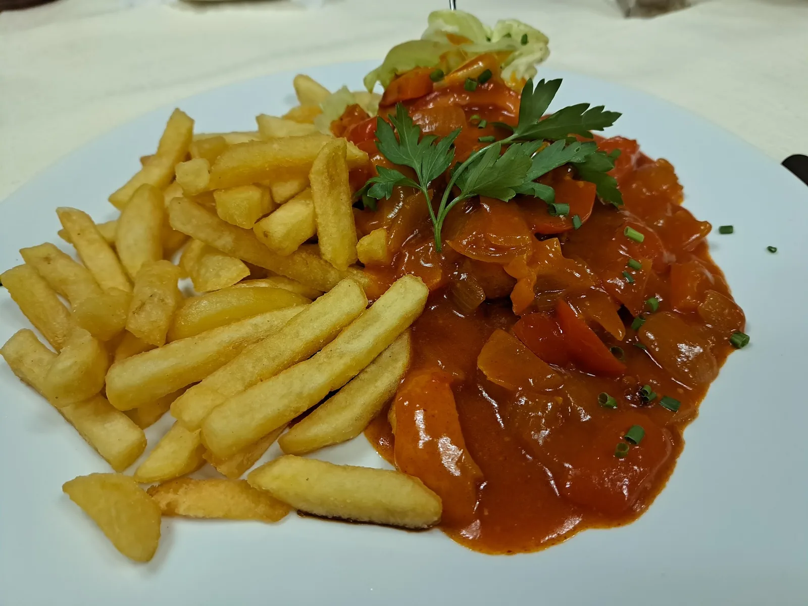 Rahmgulasch mit Paprika und Pommes frites